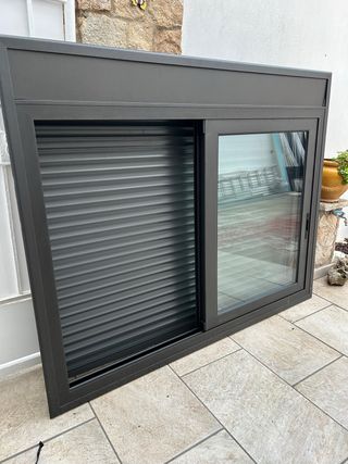 Ventana aluminio con persiana