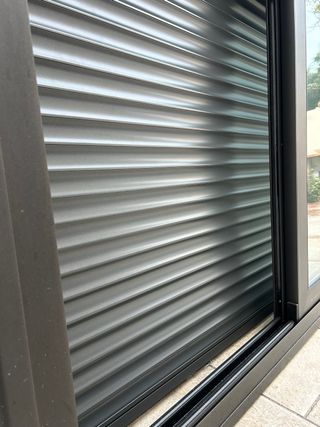 Ventana aluminio con persiana