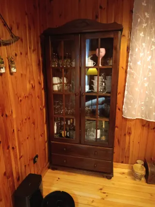 Alacena de madera y cristal