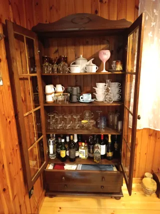 Alacena de madera y cristal