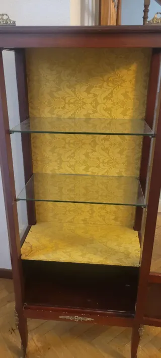 Vitrina nogal con baldas de cristal