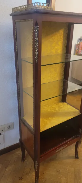 Vitrina nogal con baldas de cristal