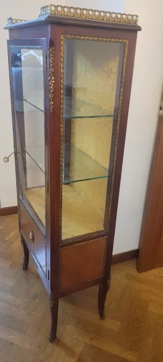 Vitrina nogal con baldas de cristal