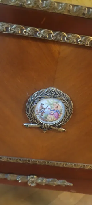 Vitrina nogal con baldas de cristal