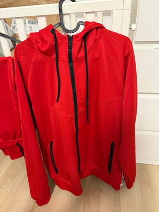 Chándal rojo deportivo nuevo