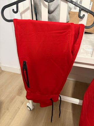 Chándal rojo deportivo nuevo