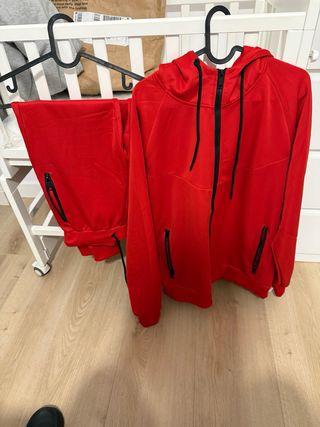 Chándal rojo deportivo nuevo