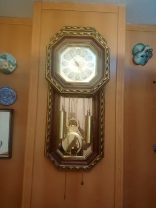 Reloj de pared antiguo con campanas