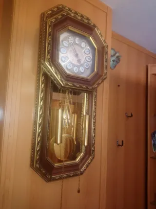 Reloj de pared antiguo con campanas