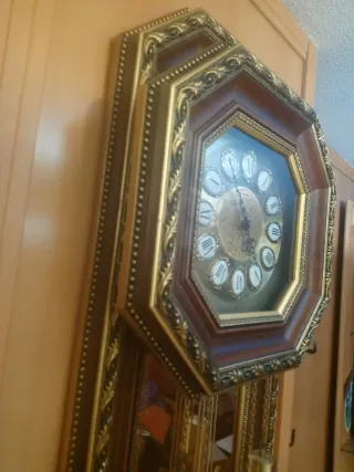 Reloj de pared antiguo con campanas