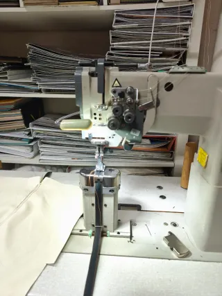 Máquina de coser triple arrastre