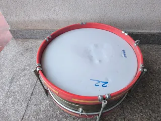 Tambor profesional con aros rojos y amarillos