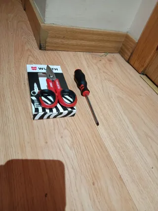 Tijeras electricista + destornillador plano