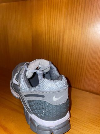 Nike Vomero 5 Gris Blanco talla 43