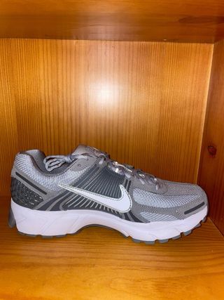 Nike Vomero 5 Gris Blanco talla 43