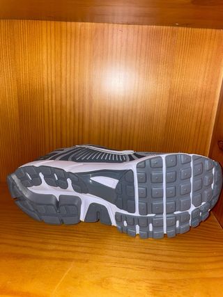 Nike Vomero 5 Gris Blanco talla 43