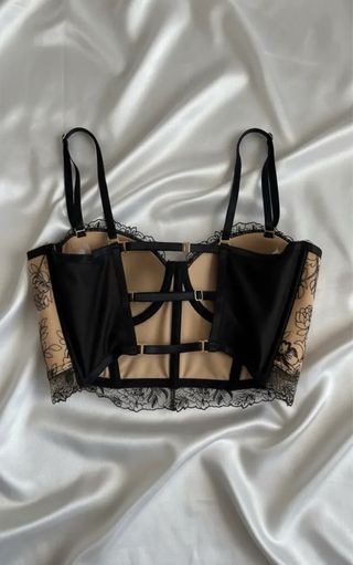 Crop top beige y negro con encaje