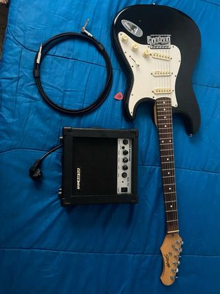 Guitarra Eléctrica Negra Stagg + Accesorios