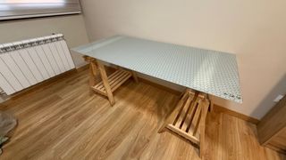 Mesa cristal con caballetes madera - 1.48x73