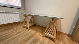 Mesa cristal con caballetes madera - 1.48x73