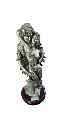 Figura de plata de pareja enamorada