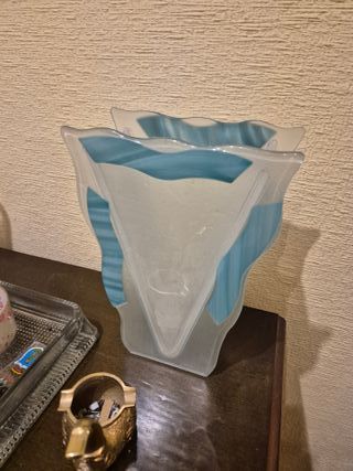 Jarrón de cristal azul y transparente