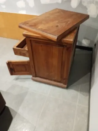 Mueble de madera con cajón y puertas rustico.