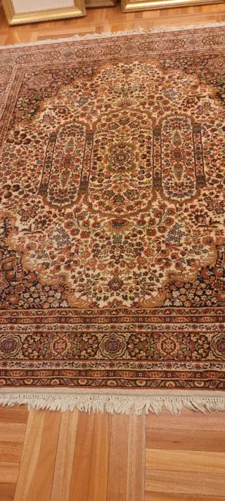 Alfombra de lana con diseño oriental