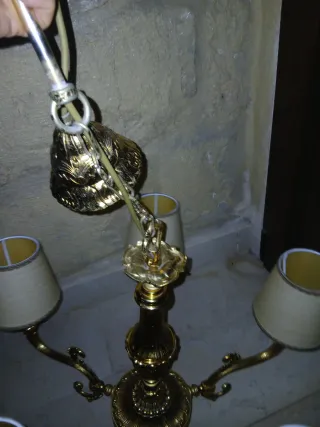 Lampadario dorato pesante in metallo