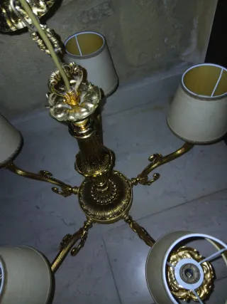 Lampadario dorato pesante in metallo