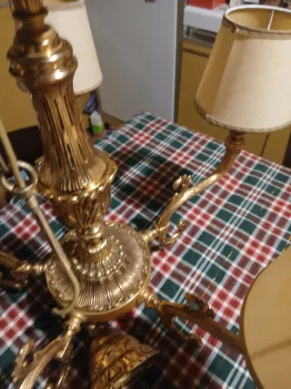 Lampadario dorato pesante in metallo