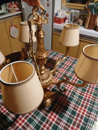 Lampadario dorato pesante in metallo