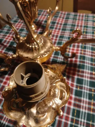 Lampadario dorato pesante in metallo