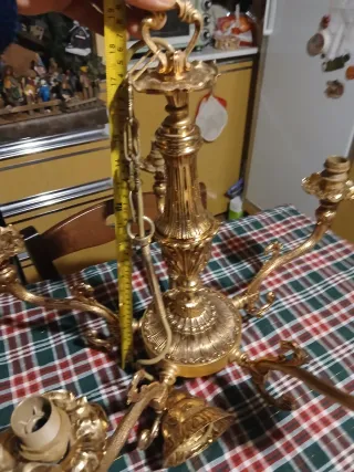 Lampadario dorato pesante in metallo