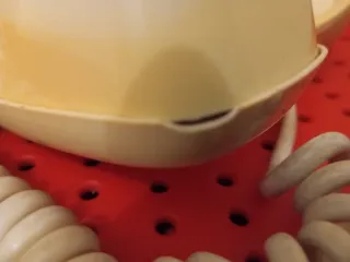 Teléfono antiguo beige con disco