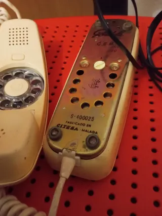 Teléfono antiguo beige con disco