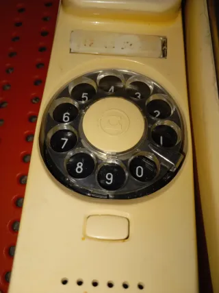 Teléfono antiguo beige con disco