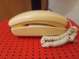 Teléfono antiguo beige con disco