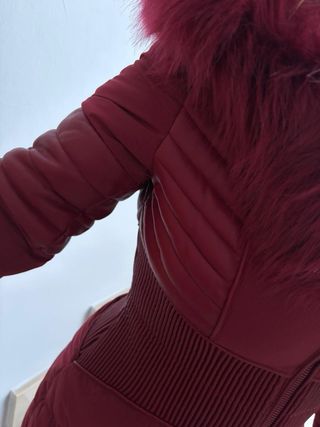 Chaquetón rojo con capucha