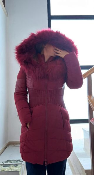 Chaquetón rojo con capucha