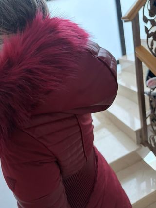 Chaquetón rojo con capucha