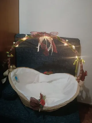 Cesta de mimbre decorada