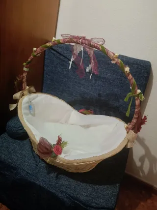 Cesta de mimbre decorada