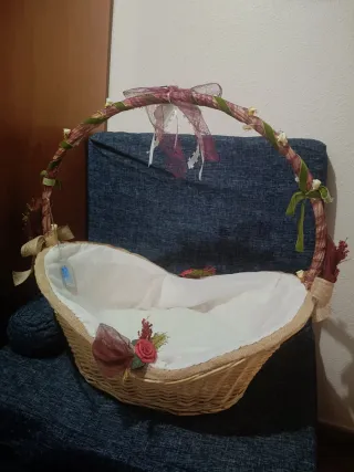 Cesta de mimbre decorada