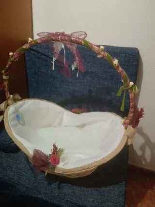 Cesta de mimbre decorada