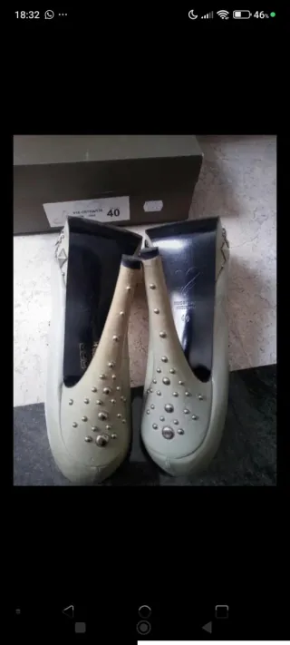 Zapatos de salón grises con tachuelas