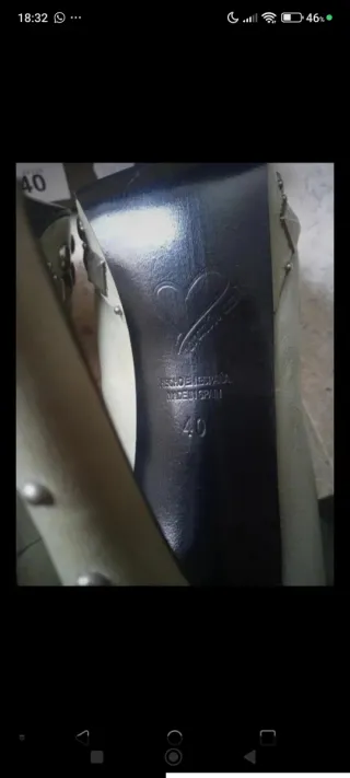 Zapatos de salón grises con tachuelas