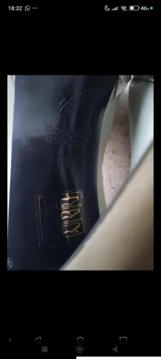 Zapatos de salón grises con tachuelas