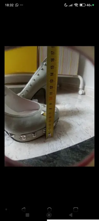 Zapatos de salón grises con tachuelas