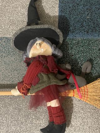 Bambola Befana con gatto su scopa
